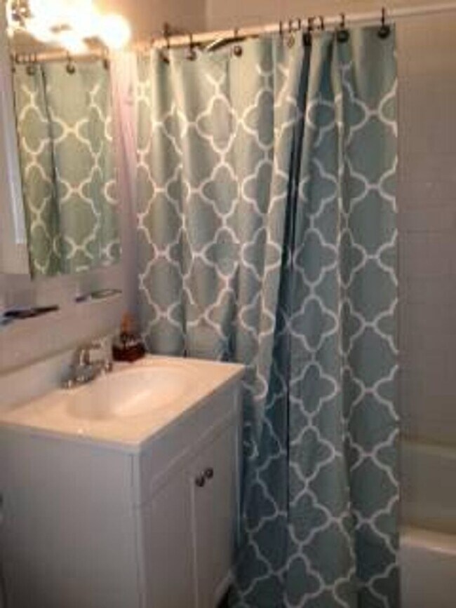 Building Photo - Bright, Sunny Unit, Heat, Hot Water Included, Elevator, Laundry, Parking fpor Rent