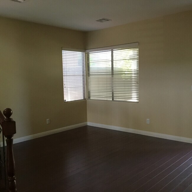 Building Photo - Northwest 4 Bedroom Beauty!!