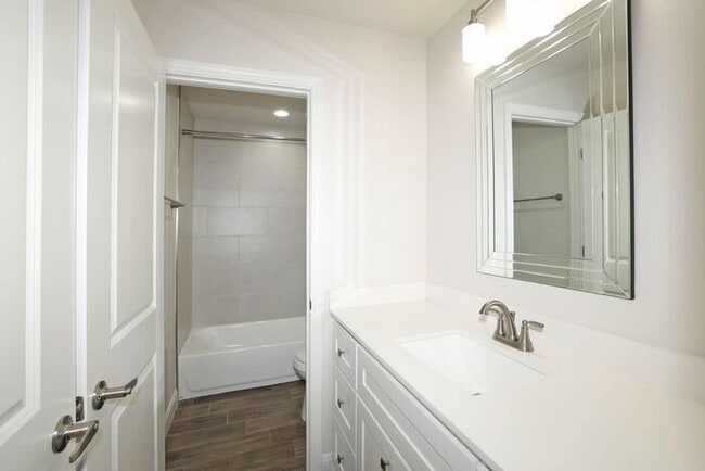 Building Photo - 7628 Woodford Ave