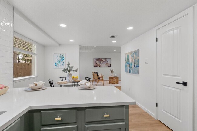 Building Photo - 9730 Anderson Village Dr