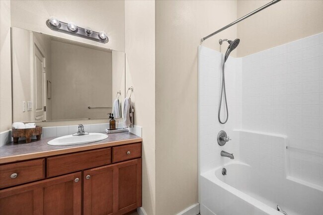 Building Photo - Beautiful 3 bed 2.5 bath home