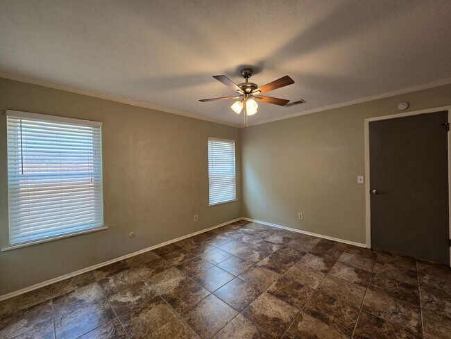 Building Photo - 1.5 Miles to Gruene / Fridge, Washer & Dryer Included / 2 Living Areas / Tons of Space / No Carpe...