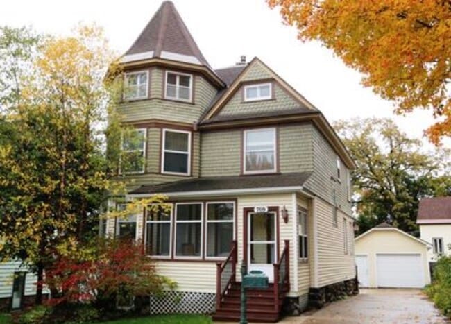 Building Photo - 709 Prospect Ave