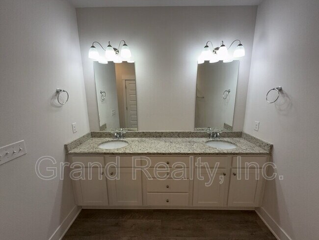 Building Photo - 5869 Danbury Blvd