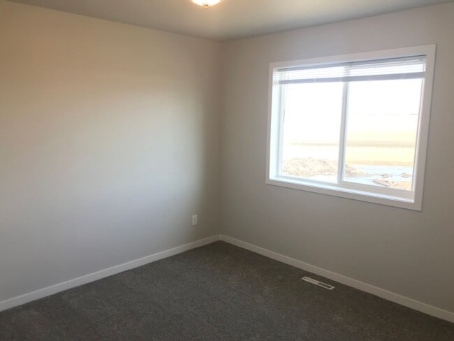 Building Photo - 4 Bed 2.5 Bath Single Family Home