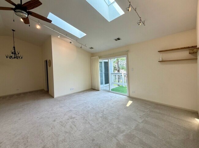 Building Photo - 1316 E Evergreen Dr