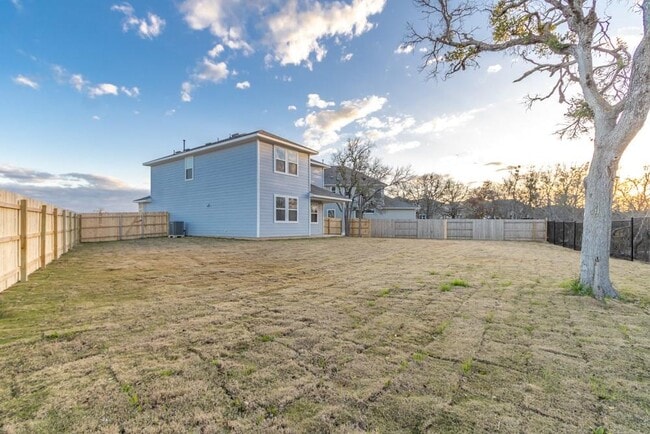 Building Photo - 213 Riverhill Cv