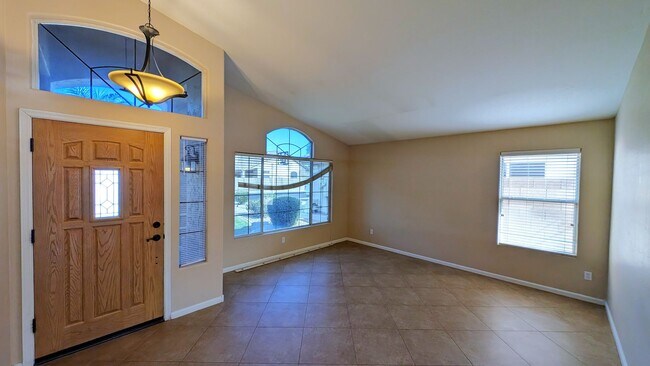 Building Photo - 3 Bedroom Home in the Silverhawk Community Near N Cooper Rd and W Guadalupe Rd!
