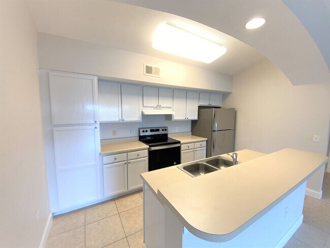 Building Photo - ** FAIRWAY PRESERVE ** 3 BED / 2 BATH COND...