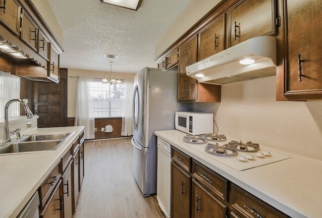 Building Photo - 13915 Roundstone Ln