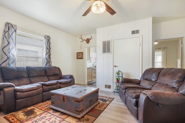 Primary Photo - 1009 8th St