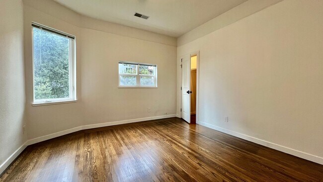 Building Photo - Well-maintained, Charming duplex – 3bd 2ba Upper-Level Unit