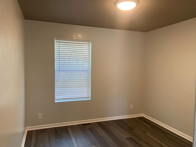 Building Photo - This charming unit has been freshly update...