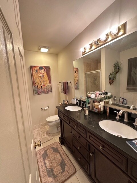 Double Sink Master Bathroom - 397 S Pickett St