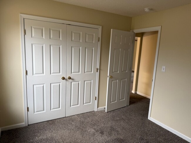 Building Photo - Stunning Country Home