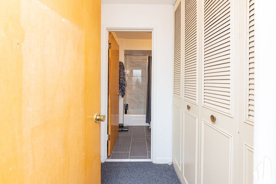 Building Photo - 520 W Aldine Ave