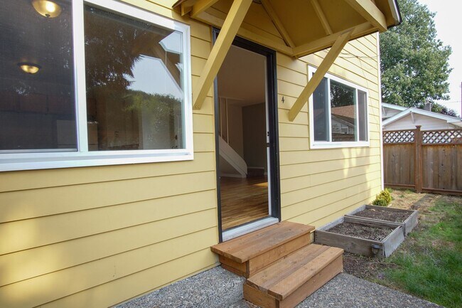 Building Photo - Beautiful Contemporary Townhouse-Style 2 Bdr in Brooklyn!