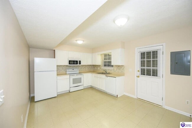 Building Photo - 130 Skyline Dr