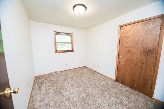 Building Photo - 3 bed 1 bath Duplex in Portage