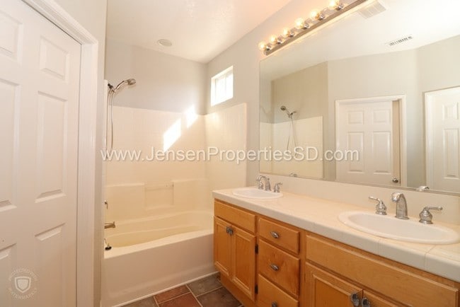 Building Photo - 2 Bed, 2 Bath Townhome w/ Garage and Laundry