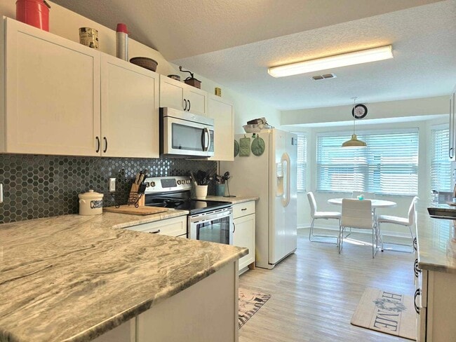 Building Photo - Beautiful, Furnished 2/2 Home For Rent in ...