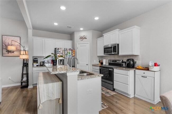 Building Photo - 1913 Zabcikville Dr