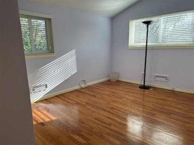 Building Photo - 423 Springvale Rd