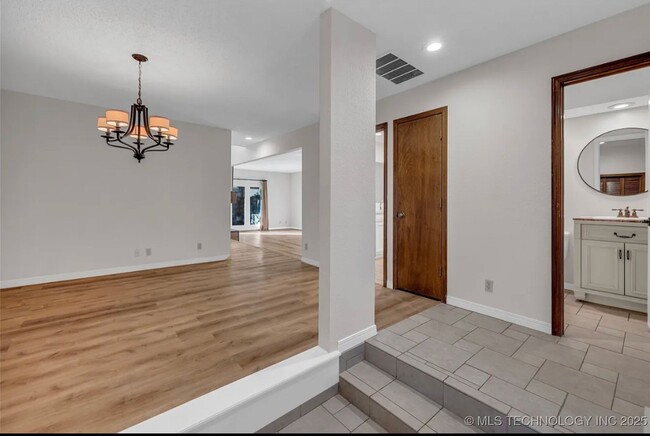 Building Photo - Gorgeous Condo in The Gated Community of The Timbers!