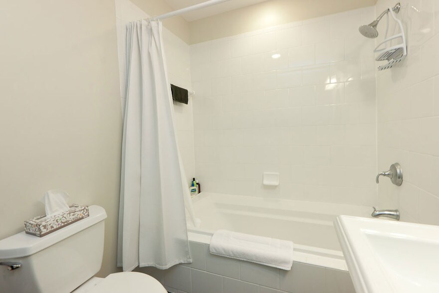 6ft soaker tub - 519 16th St SE