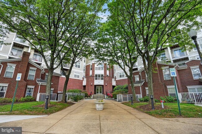 Building Photo - 1645 International Dr