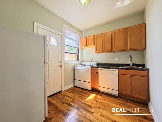 Building Photo - 2 bedroom in CHICAGO IL 60613