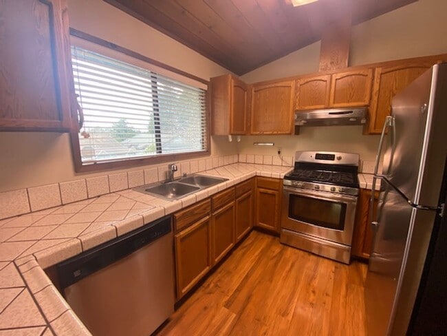 Building Photo - Excellent eastside location, 3/2, fenced yard, 2 car garage