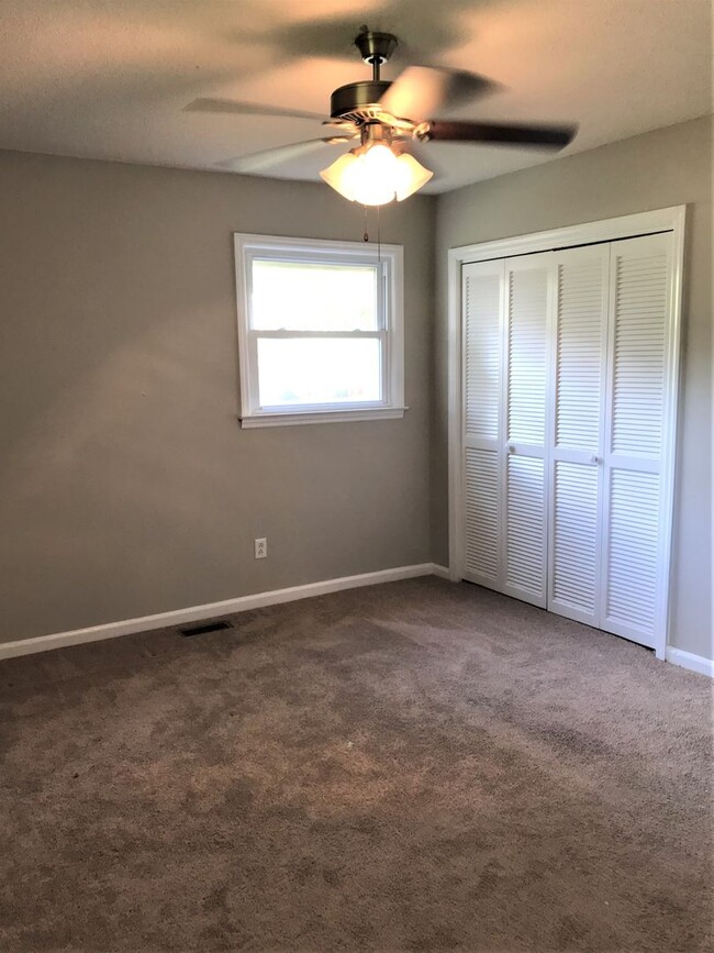 Building Photo - 3 Bed w/ Bonus Room Off of Piney Green