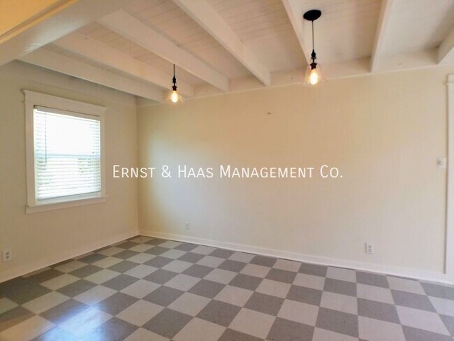 Building Photo - 1390 Bennett Ave