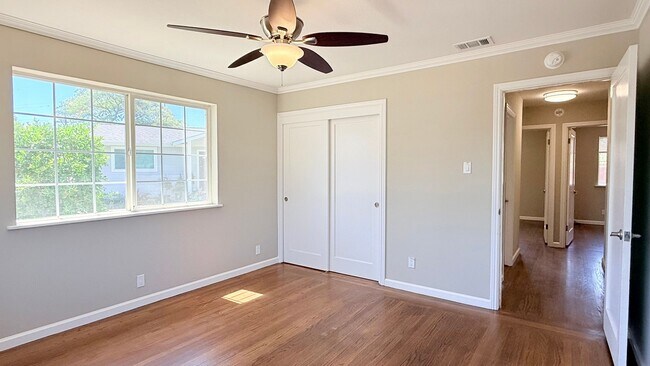 Building Photo - POETS CORNER GEM! Charming and One Of A Kind, 3BD/1BA on a Cul-de-sac Available NOW!