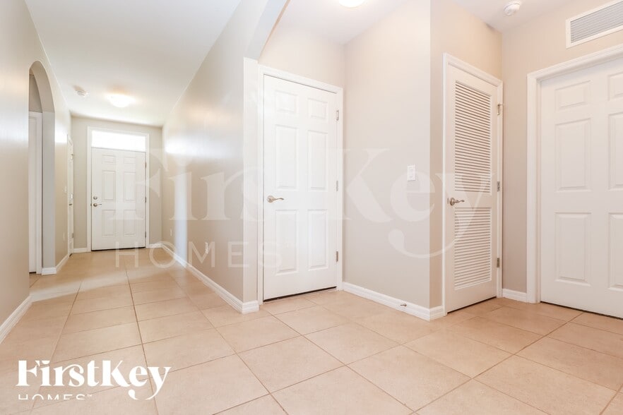 Building Photo - 710 SW 12th St