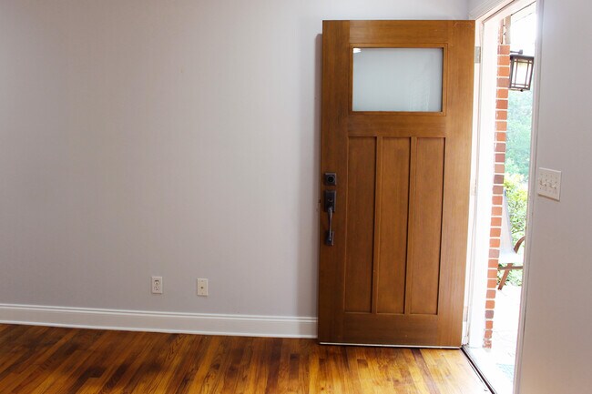 Building Photo - 2287 Vistamont Dr