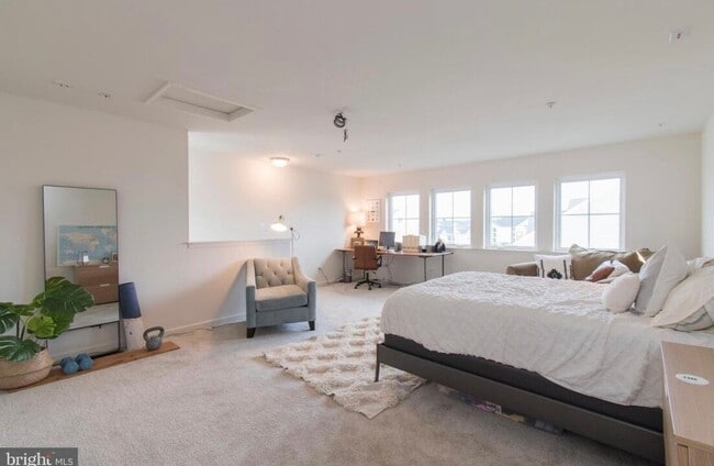 Building Photo - End Unit, 3 bedroom Townhome in Claymont