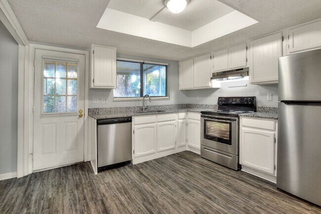 Building Photo - 2 Bedroom Townhouse with Views of County P...