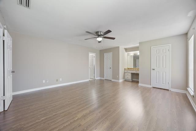 Building Photo - 2413 Village Green Dr