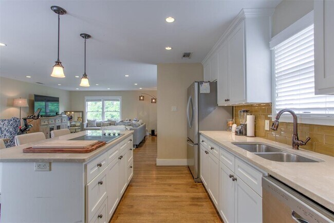 Building Photo - 2105 Rockridge Terrace