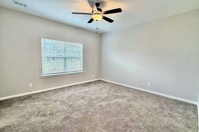 Building Photo - AVAILABLE NOW! (Pet Friendly)