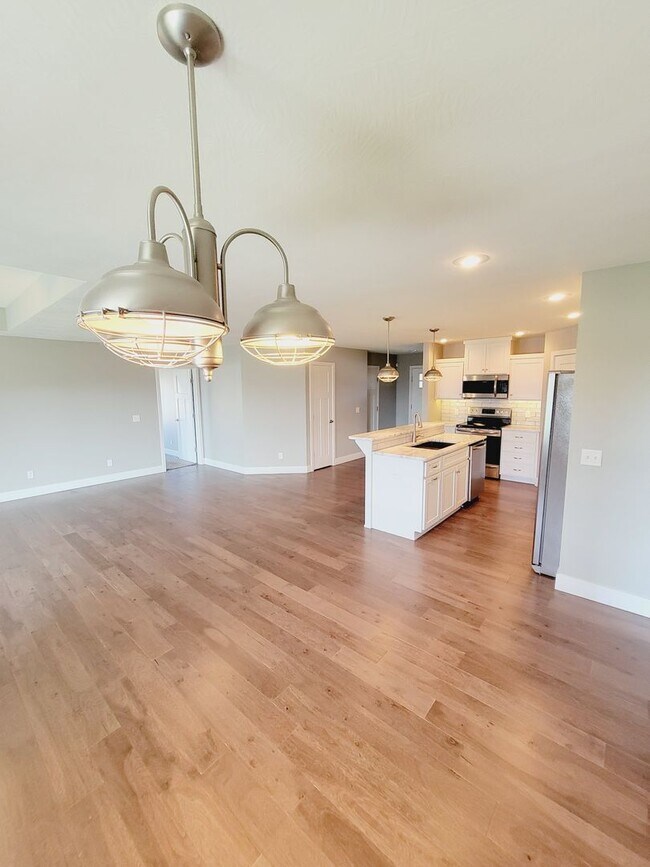 Building Photo - Luxuary in River Pointe Subdivision - Ozark!