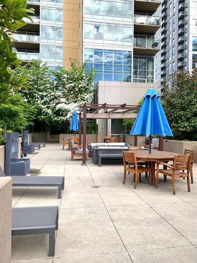 Building Photo - Stunning 1 Bedroom Condo in the Heart of Downtown/South Lake Union!