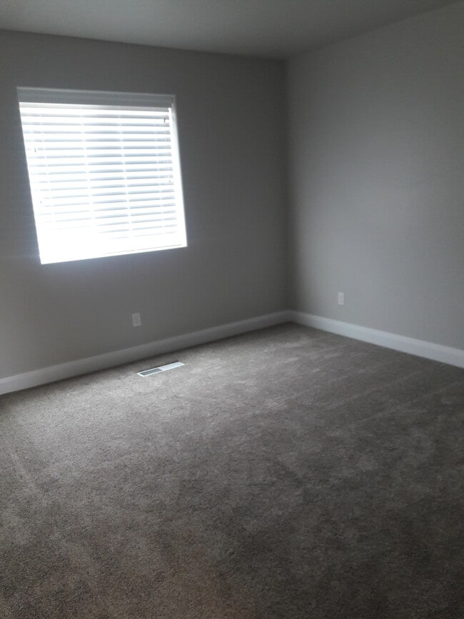Building Photo - Move-In Discount --3 bed 2.5 bath - Newer townhome in the heart of Cedar City