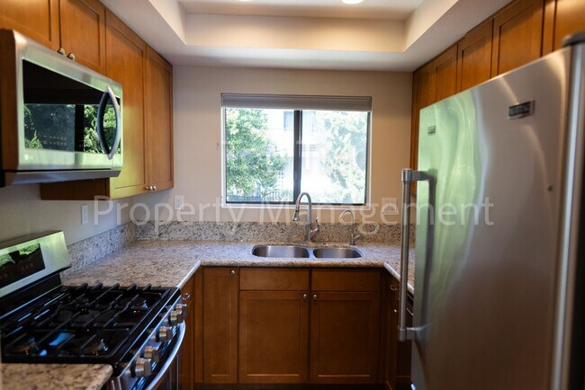 Building Photo - Beautiful 2 bed, 2.5 bath, 1373 sqft Townh...