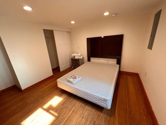 Building Photo - Lake city