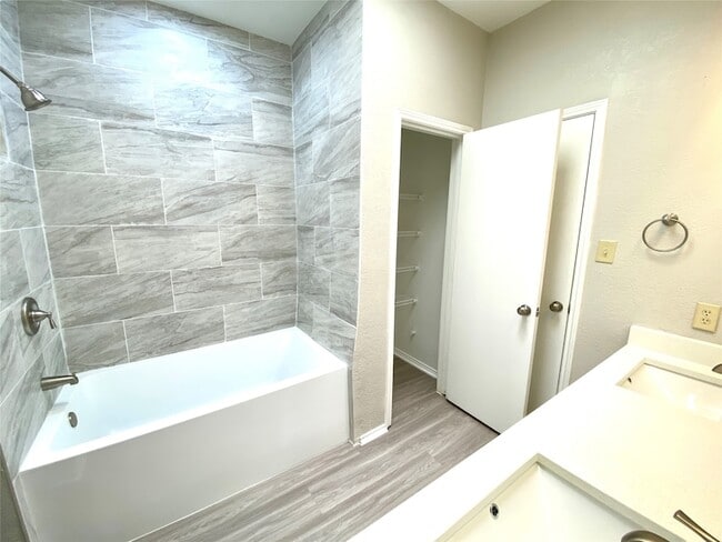 Building Photo - 500 Norwood Pl