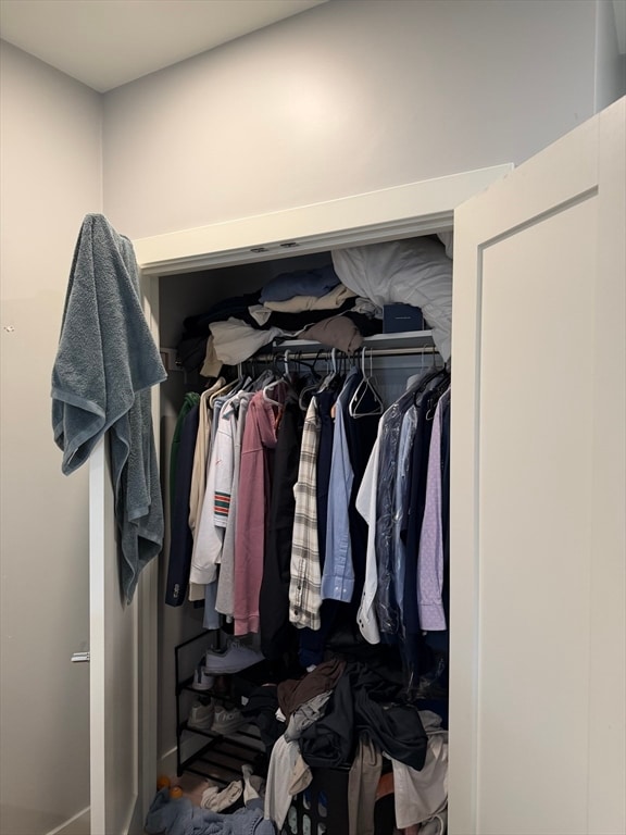 Building Photo - 415 E 7th St