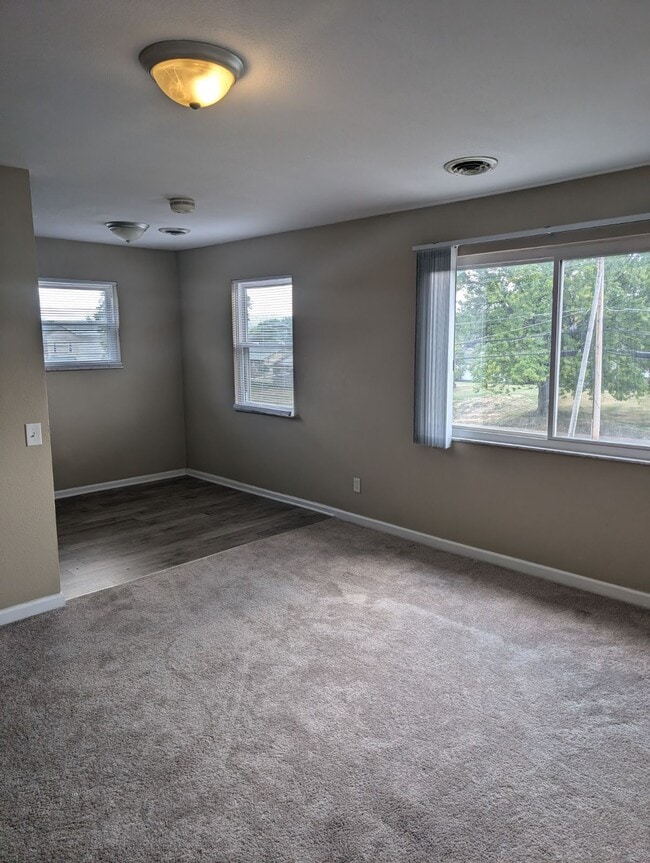 Building Photo - 140 Main Ave